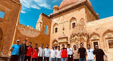 Misafir sporcu öğrenciler, İshak Paşa Sarayı'nda tarihe yolculuk yaptı