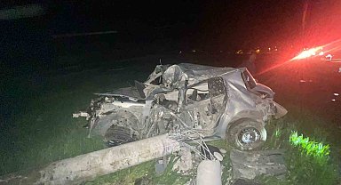 Muş'ta otomobil elektrik direğine çarptı: 1 ölü