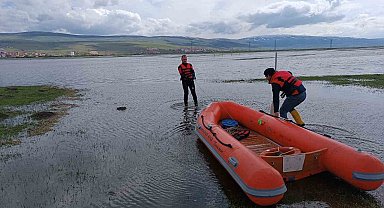 Nehir taştı, 2 vatandaş sular altında kalan ovada mahsur kaldı