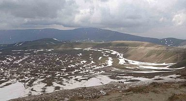 Nemrut Krater Gölü'nde iki mevsim bir arada yaşanıyor
