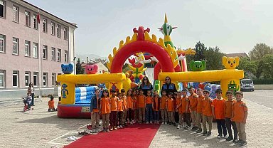 Okul bahçelerine kurulan balon park ile öğrenciler neşeleniyor