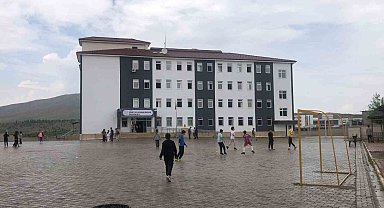 Okuldaki spor salonunda faciadan dönüldü: Alçıpan çöktü, 6 öğrenci yaralandı