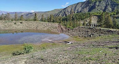 Oltu'da gölet taştı, bahçe ve araziler sular altında kaldı