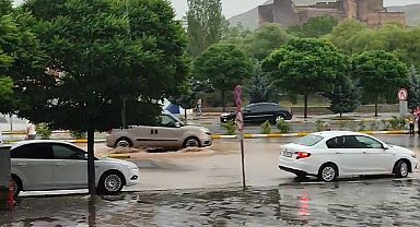 Oltu'da yağış etkili oldu, mazgallarda sular taştı