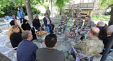 Orgeneral Bayraktaroğlu Çukurca'yı ziyaret etti