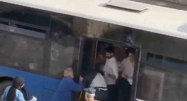 Otobüste kavgaya tutuştular