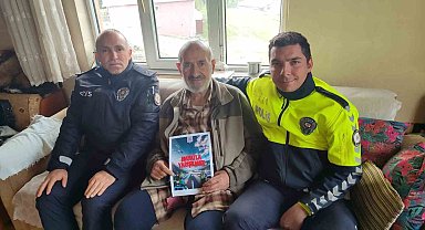 Polis trafik kuralları konusunda vatandaşları bilgilendiriyor