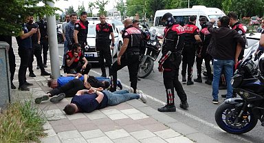 Polisin 'dur' ihtarına uymayarak kaçan araç kaza yaptı