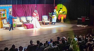 "İhtiyar Kız" oyunu tiyatro severlere eğlenceli saatler yaşattı