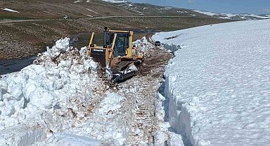 "Kar Kaplanları" bahar ayında kar temizliğinde