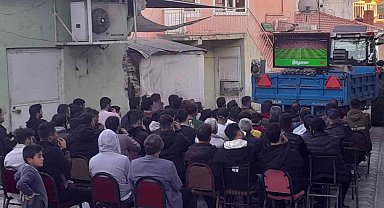 Römork üzerine kurulan televizyondan derbiyi izlediler