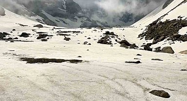 Saatlerce çektiği karlı dağların doğası mest etti: Görüntüler Alpler ve Himalayalar'ı aratmadı