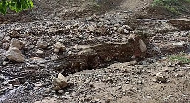 Sağanak sonrası köy yolu çöktü