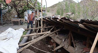 Sağanak yağmur sonrası ahır ve samanlıkları çöktü