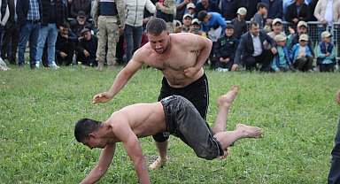 Sarıkamış'ta Karakucak güreşleri nefesleri kesti