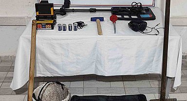 Selçuklu mezarlığında define arayan 3 kişi fotokapana yakalandı