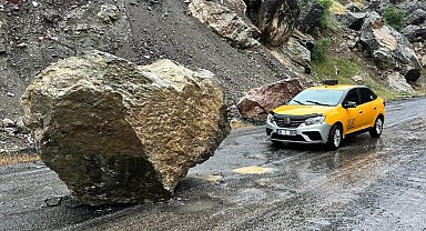 Şemdinli-Derecik yoluna kaya düştü, taksi şoförü son anda kurtuldu