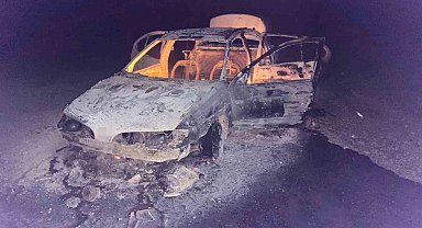 Seyir halindeki otomobil alev aldı, 4 kişi son anda kurtuldu