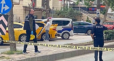 Silahlı kavgada yoldan geçen kadın kurşunların hedefi oldu