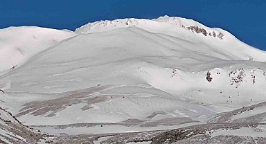 Süphan Dağı Mayıs ayında beyaza büründü