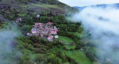 Taş evlerin sis bulutları arasında kartpostallık manzarası hayran bıraktı