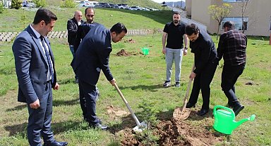 Tatvan Devlet Hastanesi bahçesinde fidan dikme etkinliği