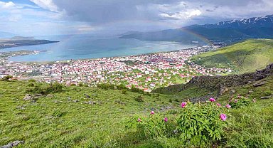 Tatvan'da gökkuşağı renk cümbüşü oluşturdu