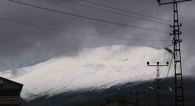 Tatvan'ın yüksek kesimleri beyaza büründü