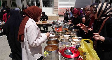 Tatvanlı öğrenciler Filistin yararına hayır kampanyası düzenledi