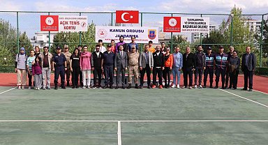 Tenis turnuvasında derece girenlere ödülleri verildi