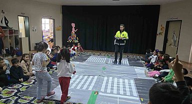 Trafik ekipleri anaokulu öğrencilerini bilgilendirdi