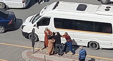 Trafikte yol verme kavgası dakikalarca sürdü