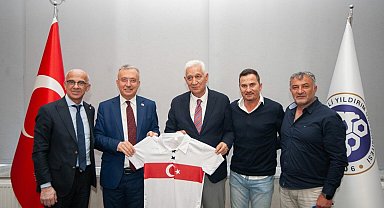 Türk futbolunun unutulmaz isimleri Rektör Levent'i ziyaret etti