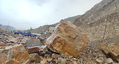 Uzundere'de yağışlı hava heyelana neden oldu