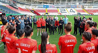 Vali Aydoğdu'dan milli takıma ziyaret