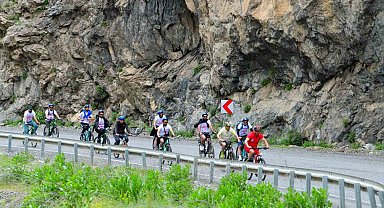 Vali Çelik, gençlerle birlikte bisiklet sürdü
