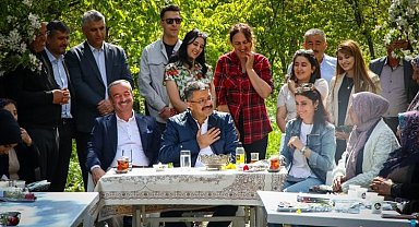 Vali Çelik kadınların kurduğu serayı ziyaret etti