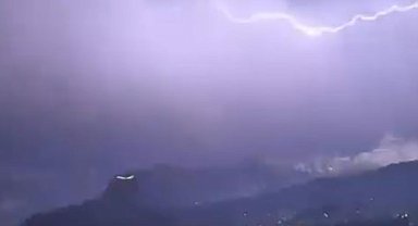 Vali Çelik'ten yıldırım ve şimşek paylaşımı