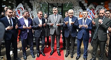 Vali Çiftçi, optik mağazasının açılışını yaptı