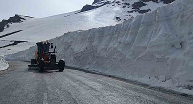 Van-Bahçesaray karayolu 132 gün sonra ulaşıma açıldı