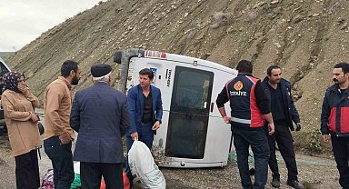 Van'da kontrolden çıkan minibüs yan yattı: 3 yaralı