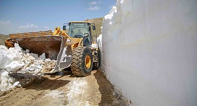 Van'da, Mayıs ayında 5 metreyi bulan karda yol açma çalışması