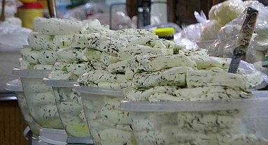 Van'ın taze otlu peyniri satışa sunuldu