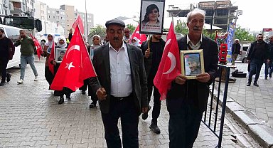 Vanlı ailelerin yağmura rağmen evlat nöbeti sürüyor