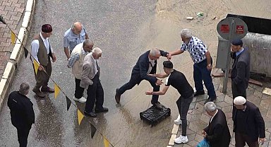 Vatandaşlardan dereye dönen yola 'kasalı' çözüm