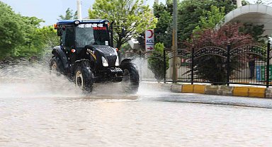 Yağmur alt geçidi suyla doldurdu, sürücüler güçlük çekti
