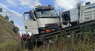Yakıt tankeriyle tır kafa kafaya çarpıştı: 3 yaralı
