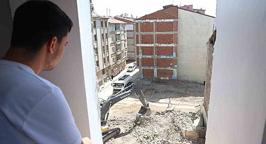 Yıkım çalışmasında ortaya çıktı, 35 yıldır iki bina tek duvarı kullanmış
