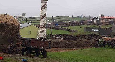 Yıldırım cami minaresine düştü