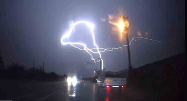 Yıldırım düşme anı araç kamerasına yansıdı